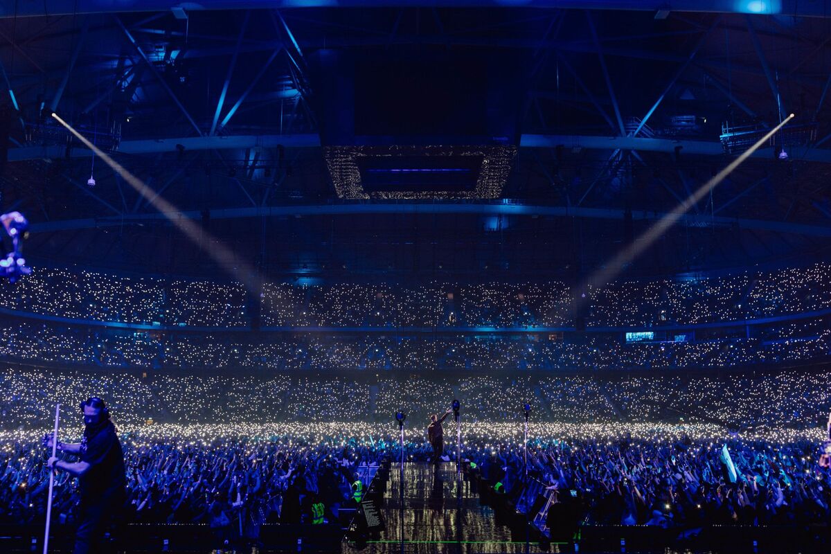 Suasana konser tribute Avicii yang semarak dengan lampu dan dipenuhi penggemar